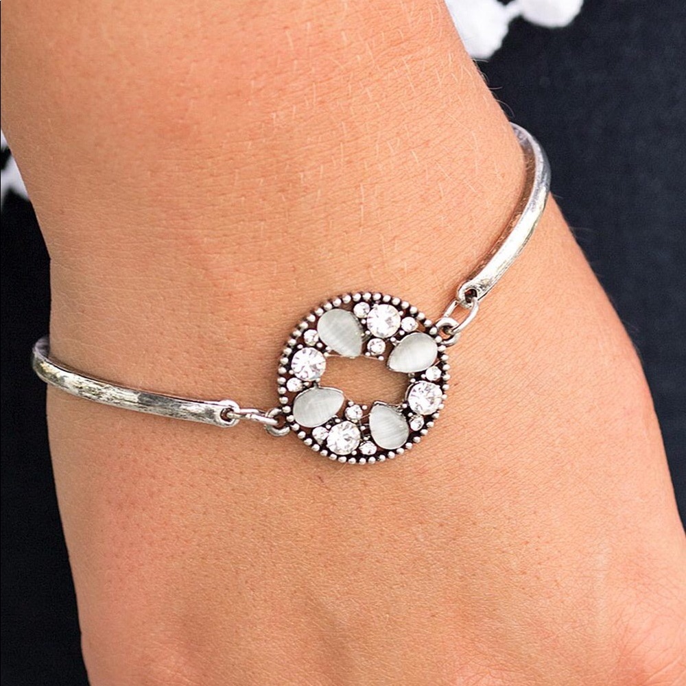 ❤️‍🔥5/$25❤️‍🔥 A Moonwalk In The Park White Bracelet
